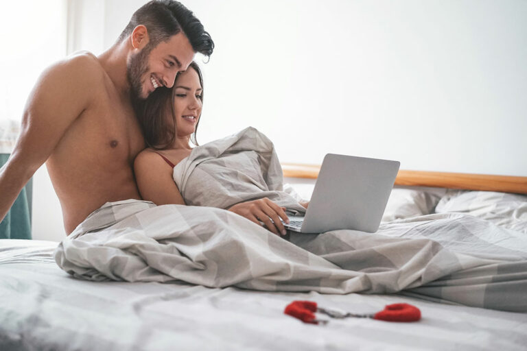 Porno für Paare im Bett schauen