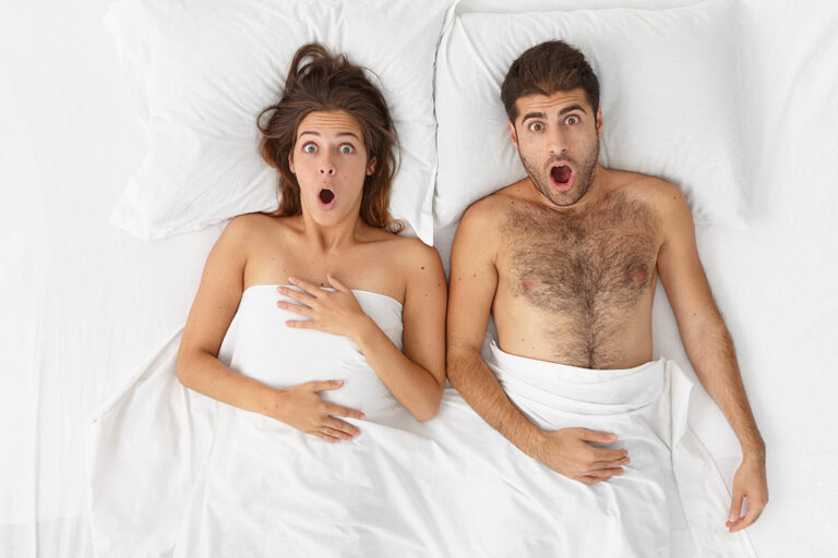 Paar hat Sexpanne im Bett