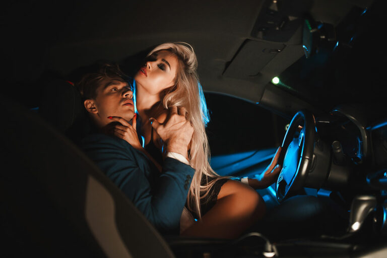 Mann und Frau haben Sex im Auto