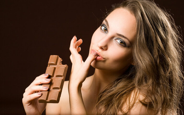 Frau isst Schokolade als Aphrodisiakum