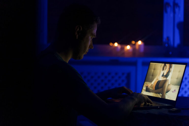 Mann vor PC bei Online-Betrugsmasche Sextortion