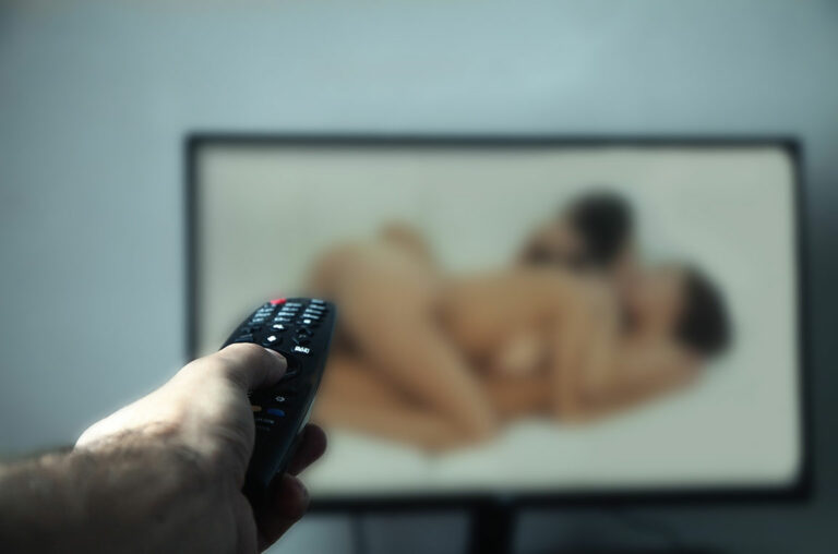 Porno im TV schauen