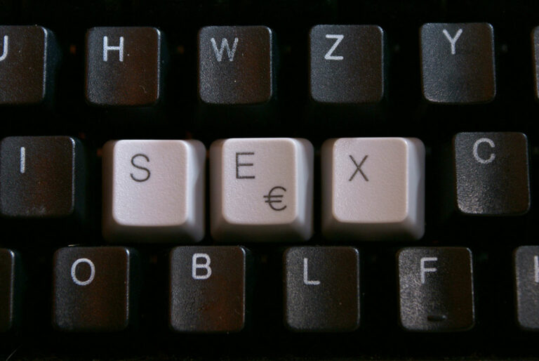 Schwarze Tastatur mit S E X Tasten in weiß